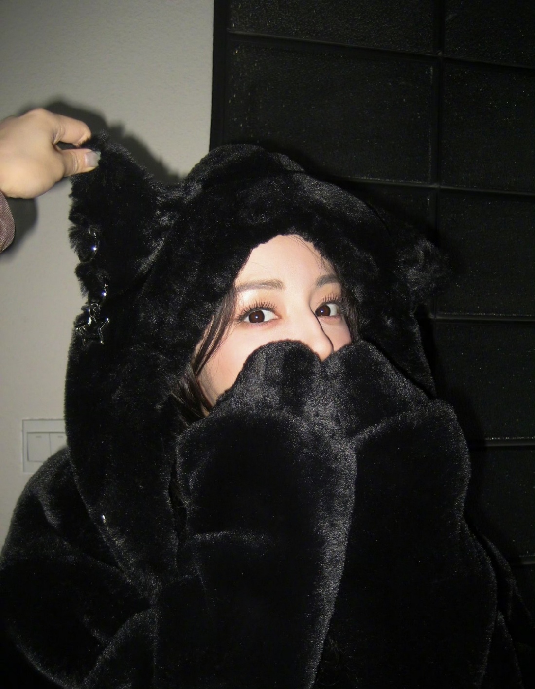 迪丽热巴太美萌了，冬天就要穿得暖fufu的！要注意保暖哦巴巴！ 