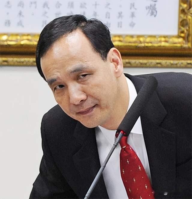 暂且抛开朱立伦睸美、㖭日，“独台”的政治立场不论，单从面相上看，这人神色阴鸷，三
