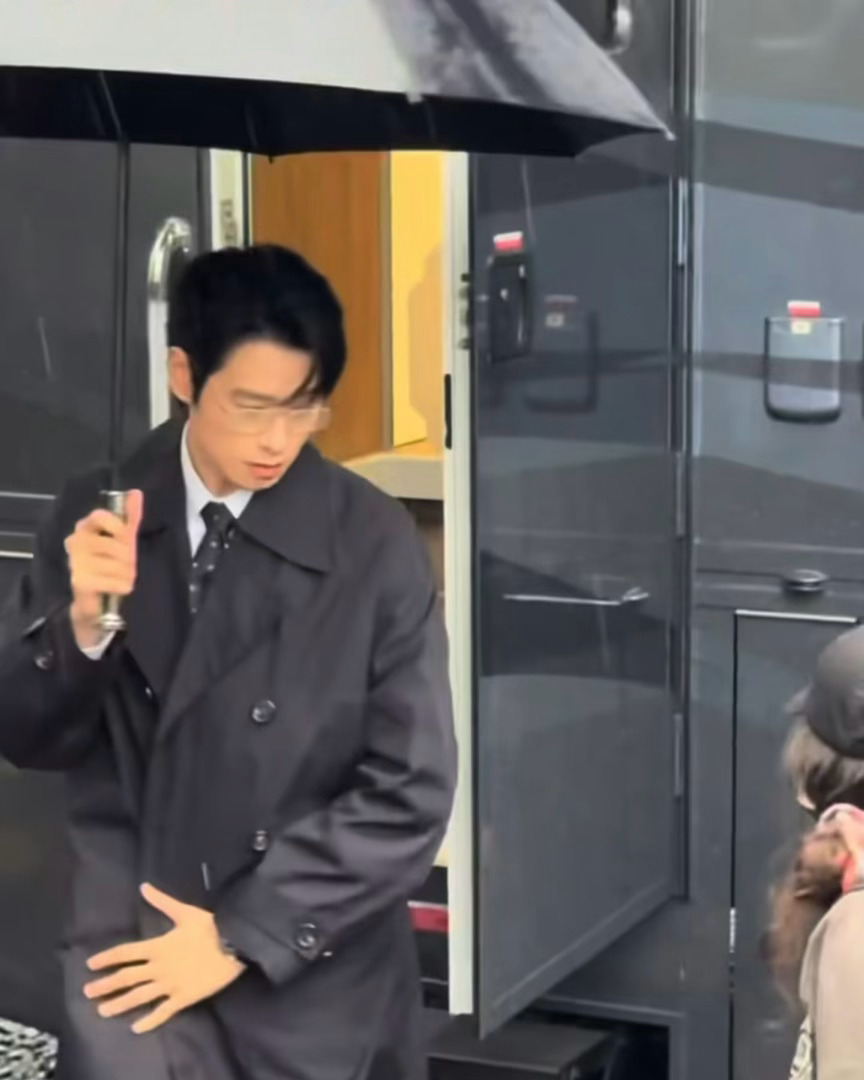 魏大勋青风吹又生雨中撑伞路透魏大勋 怎么能这么迷人啊，小说男主既视感，疯狂心动