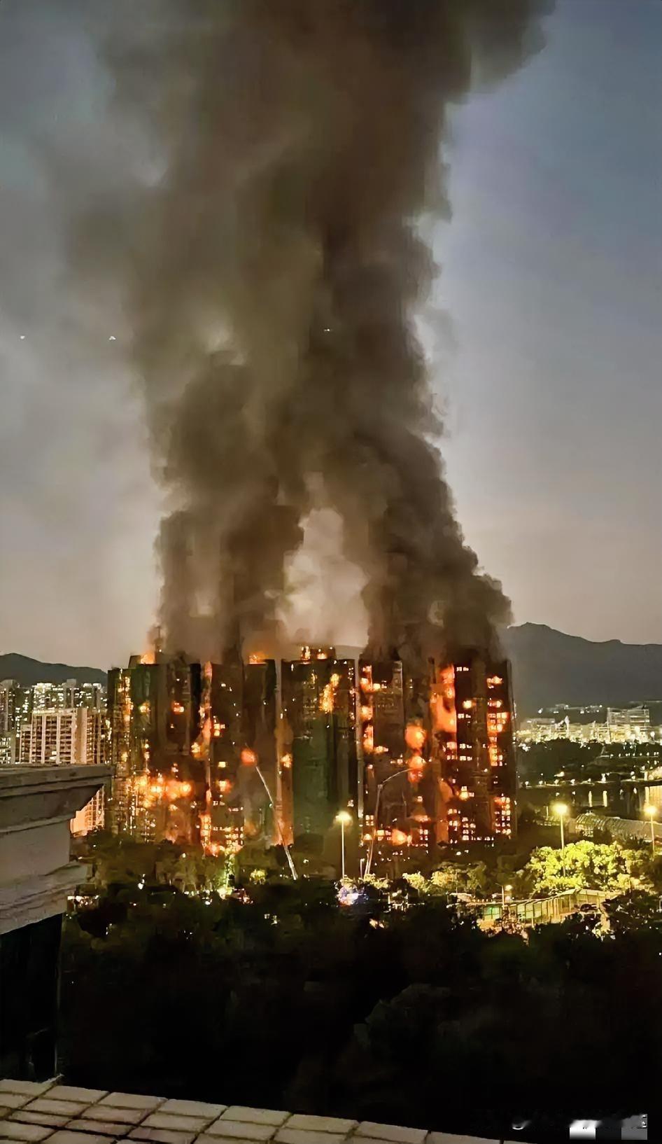 我问我建筑学的朋友，为什么香港这次的火灾烧的那么厉害？
没想到我朋友说，香港火灾