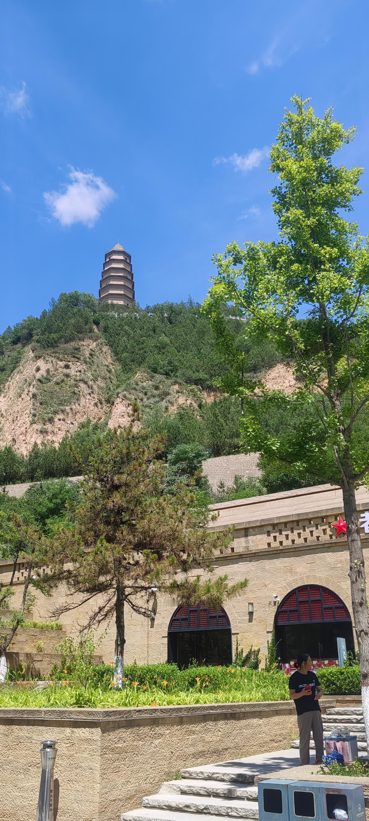 成都市民建书院多位书画家，参加成都市委统战部蜀都书画院走进红色圣地延安，参观学习