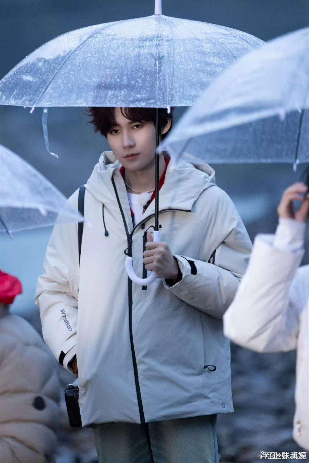 张真源撑伞张真源单眼射箭张真源单眼射箭，帅的，