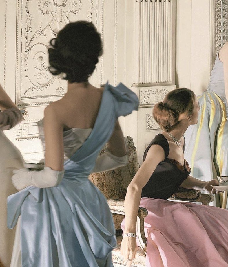 《Models in Charles James Ball Gowns》📷/塞