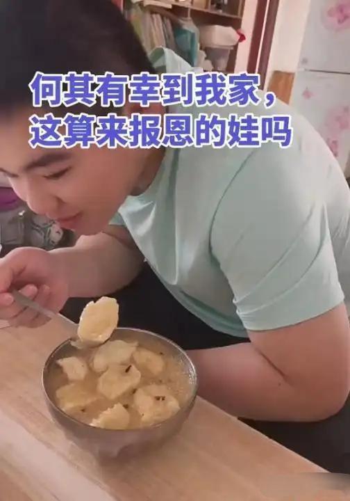 河南妈妈晒“报恩型儿子”火了：手机能用就行、衣服有穿就行，