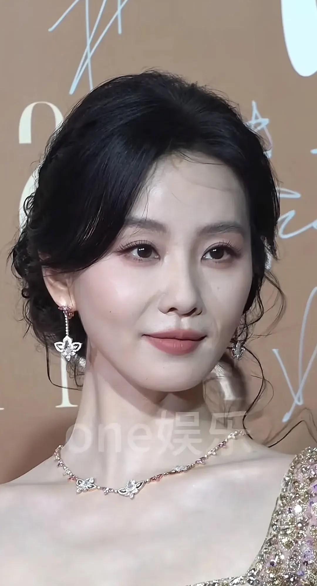 吴奇隆刘诗诗一家三口同框被拍，传闻中的离婚传闻不攻自破。近日，他们带着儿子出行，
