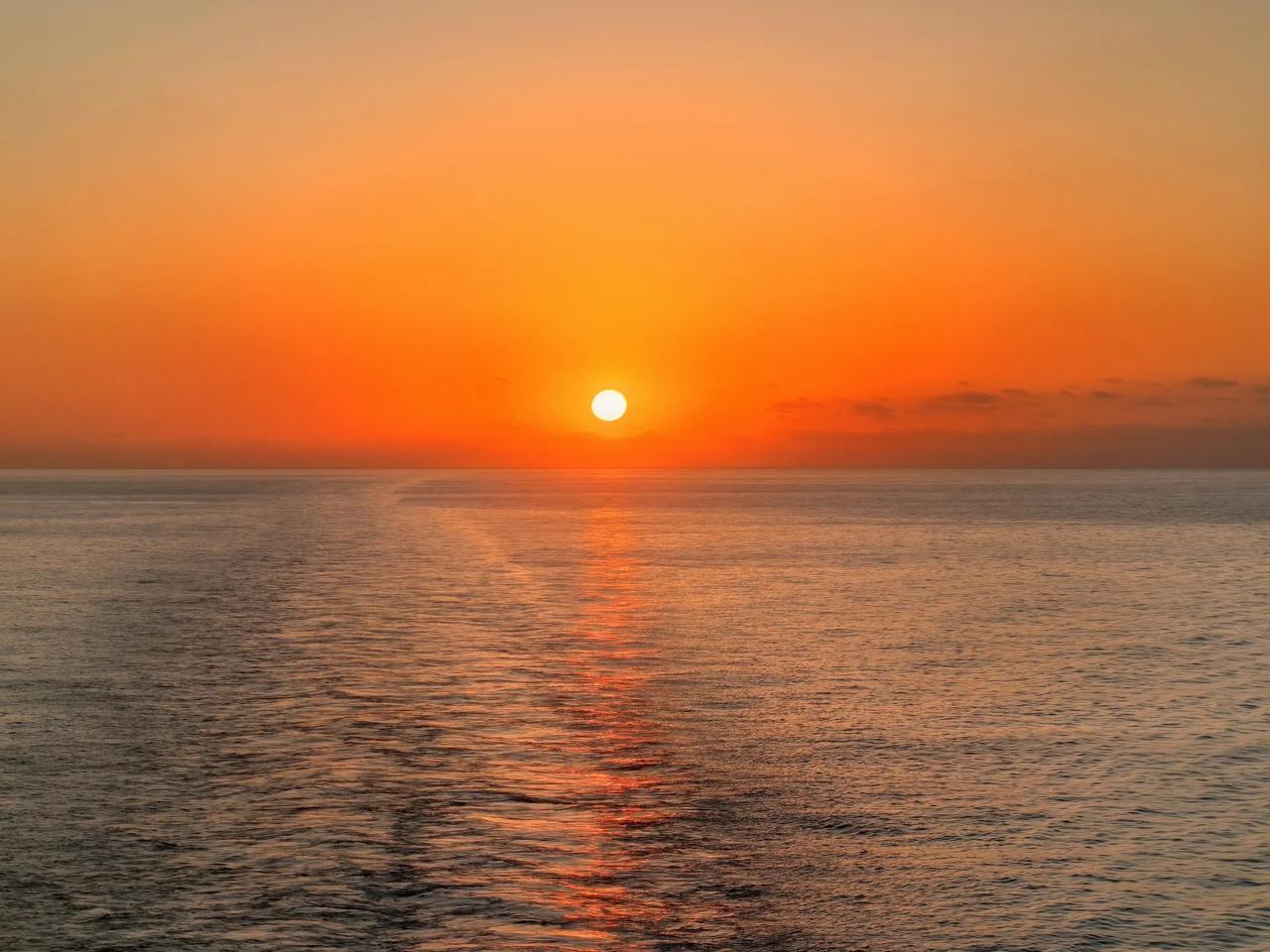 太阳跳出海平线的那一刻，人类的所有事物都变得有意义起来。