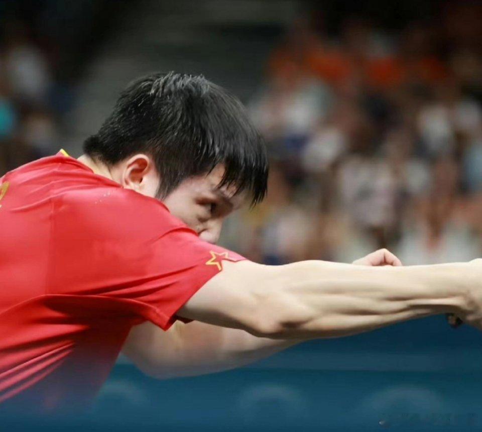 反手击球之魅力所在之处是肌肉线条拉满的冲击感。 