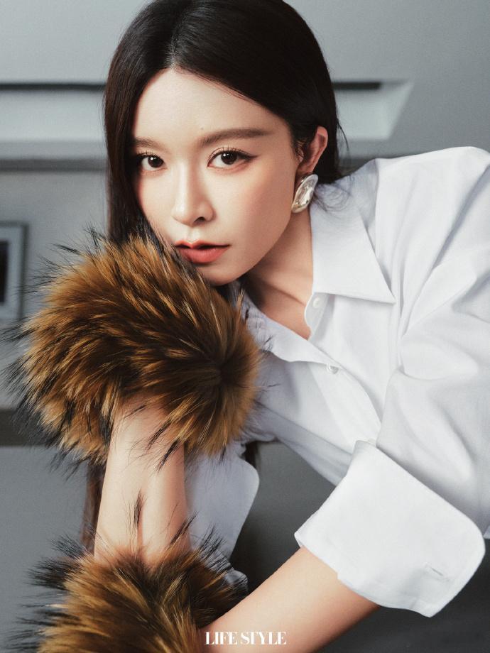 文咏珊式的大女主就是这个味文咏珊《精品购物指南》封面也太绝了吧！又美又飒，气场全