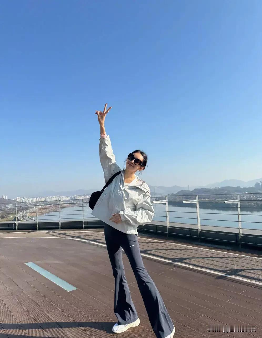 【45岁秋瓷炫户外照刷屏！大长腿抢镜，素颜状态秒杀少女】
 
秋瓷炫又双叒叕美出