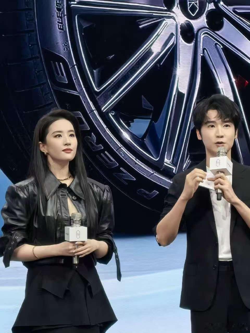 刘亦菲皮上衣刘亦菲真的美到没边刘亦菲皮上衣，爱了，[嘻嘻][嘻嘻] ​​​