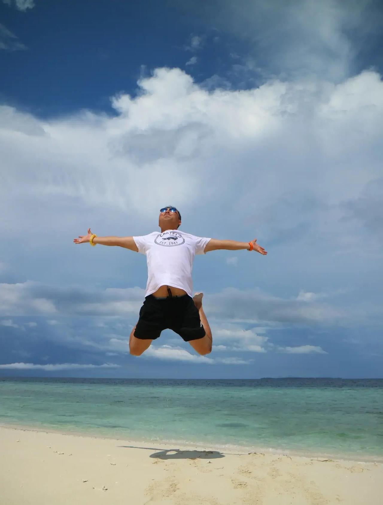 深夜地铁里，挤成沙丁鱼罐头的你突然觉得一切都毫无意义，为什么明明咬牙坚持了这么久