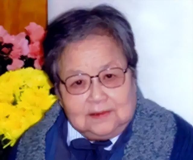 当年名震延安的大美女范元甄，才华横溢却一生坎坷。她在丈夫被审查时提出离婚，两人两