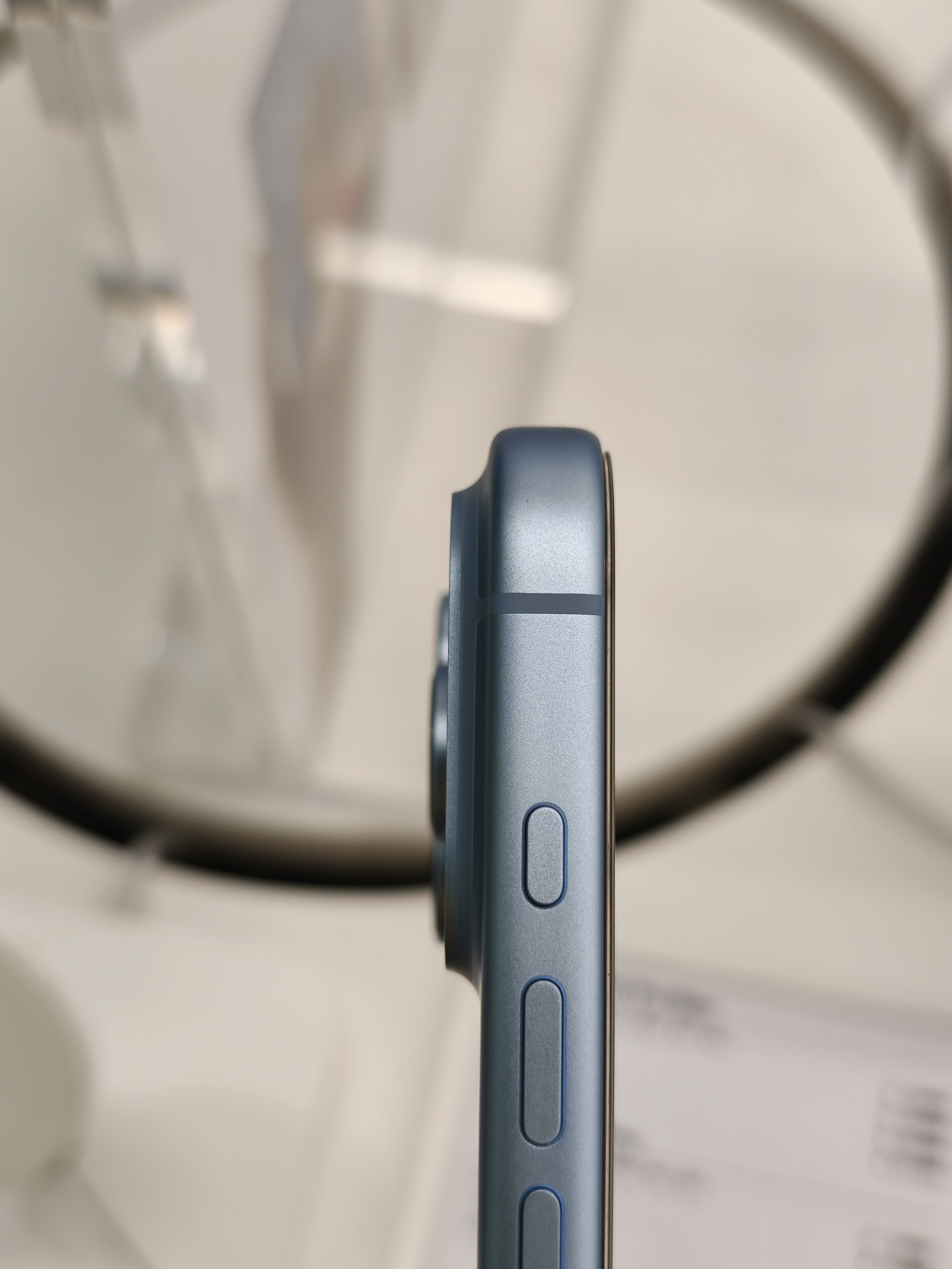 最近一直考虑当中要不要整一个 iPhone 18 Pro昨天去店里看了一下，整体