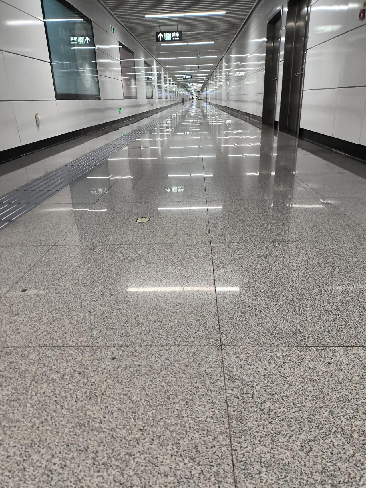 好长的一条地铁通道