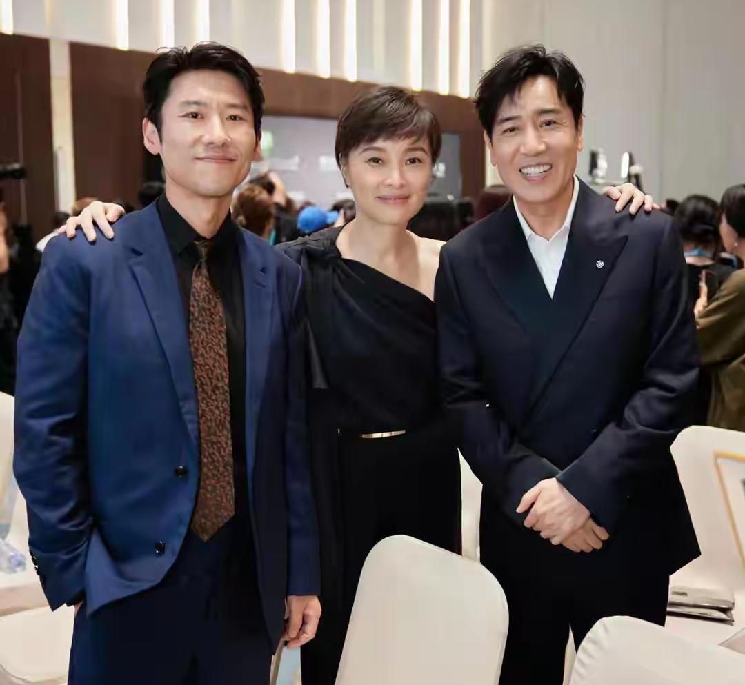 于和伟旁边女士是谁？非常有气质，是不是也是位明星吗？