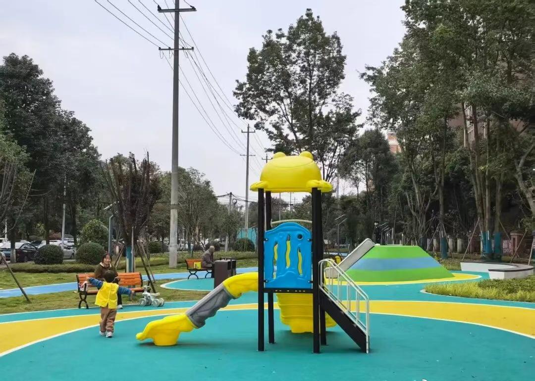 【街角空地焕新绿！康馨广场成幸福新地标】“以前路过这儿，满眼都是杂草，现在出门就