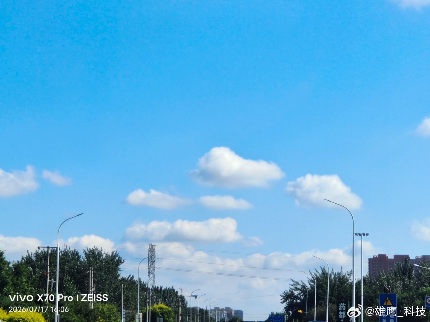 vivo 蓝蓝的天空，洁白的“棉花糖”，这样的色彩看着好美，心情也无比的愉悦。手