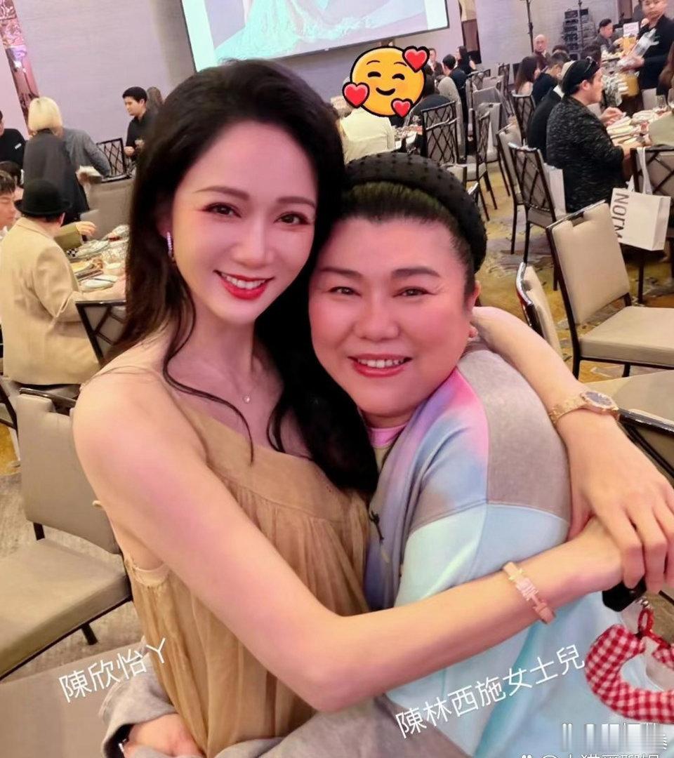 47岁陈乔恩跟老公﻿艾伦﻿⁠‍去参加朋友婚礼，穿了﻿条黄裙‎子，长发又黑又密，看