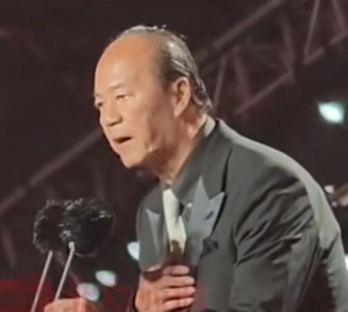 狄龙先生获得过终身成就荣誉，而且不止一次。根据公开信息，他至少曾在以下三个不同场