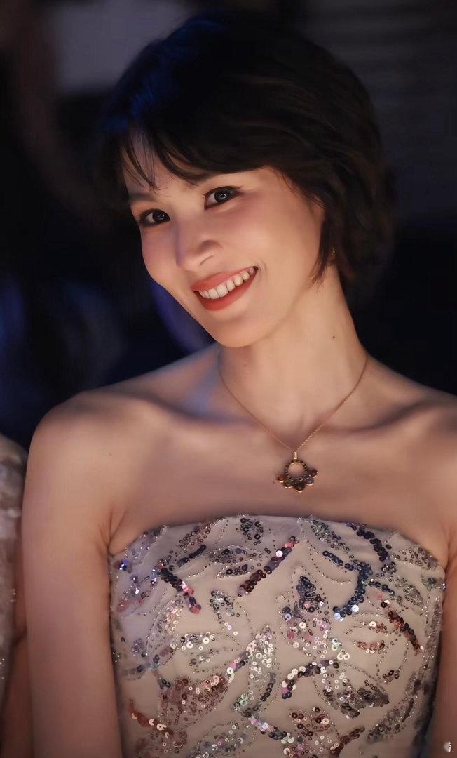 曾沛慈浪姐总冠军后首秀曾沛慈浪姐后首秀状态 金属刺绣抹胸裙也太适合她了吧！拿下乘