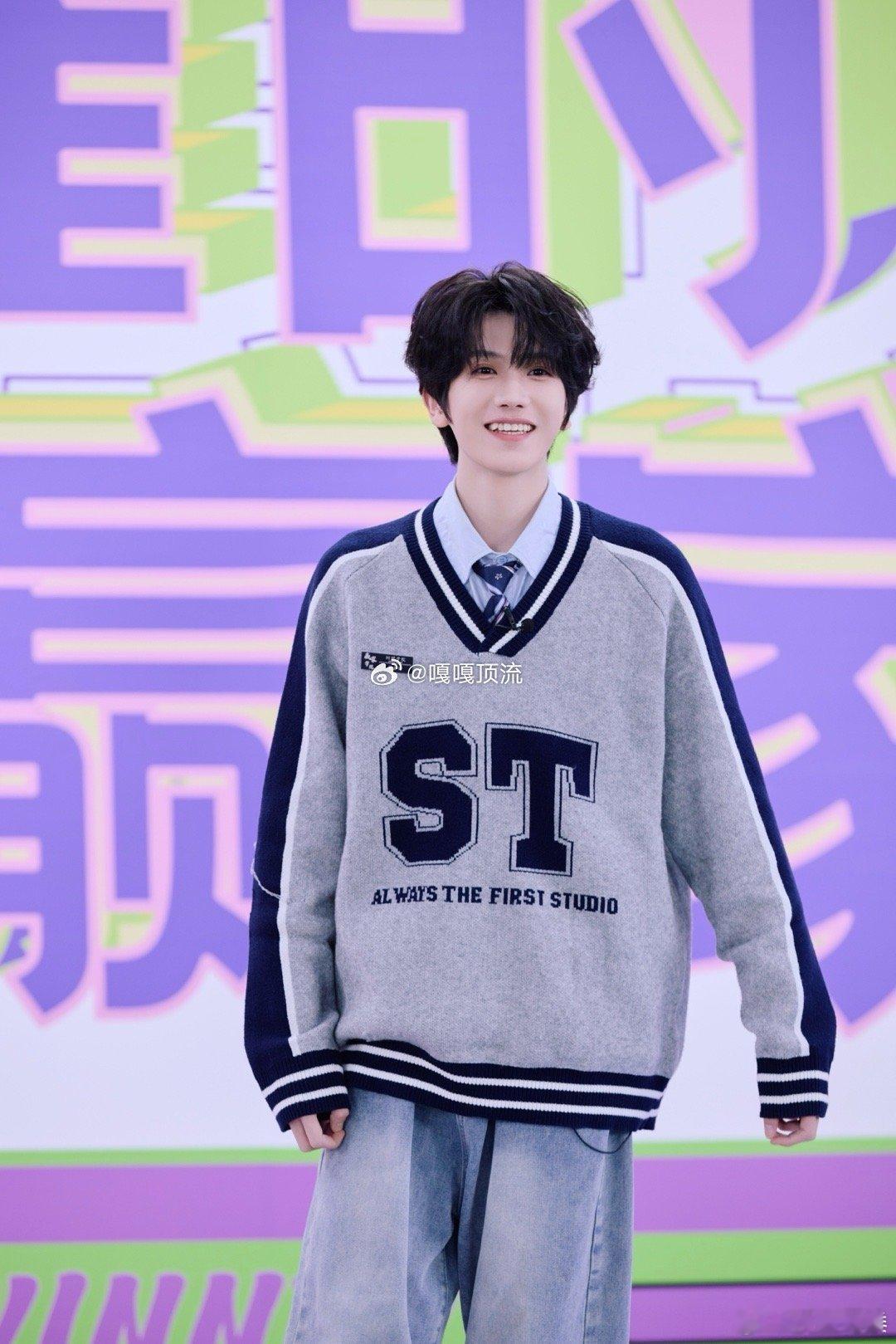 Day1：这人挺帅。Day2：又刷到了，他们团播好好玩，而且舞台居然这么齐？今天