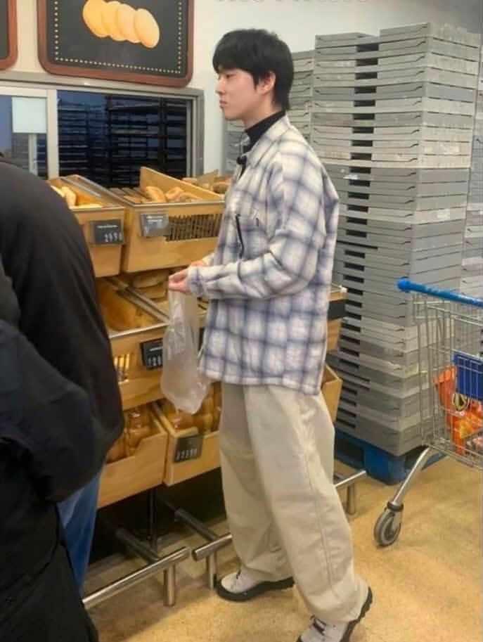 金俊勉你萌啊啊啊
他就这样萌萌的踮着脚选面包哈哈哈哈！