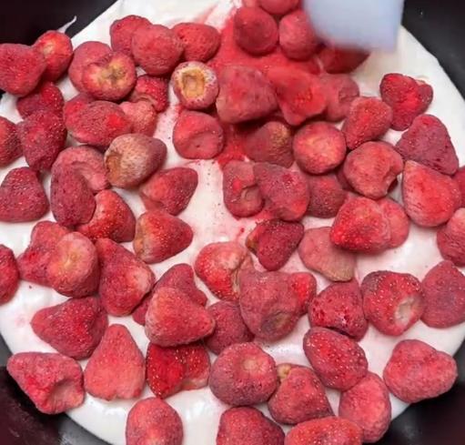 你吃过网红零食冻干草莓吗？它是一种以新鲜草莓为原料，通过真空冷冻干燥技术制成的果