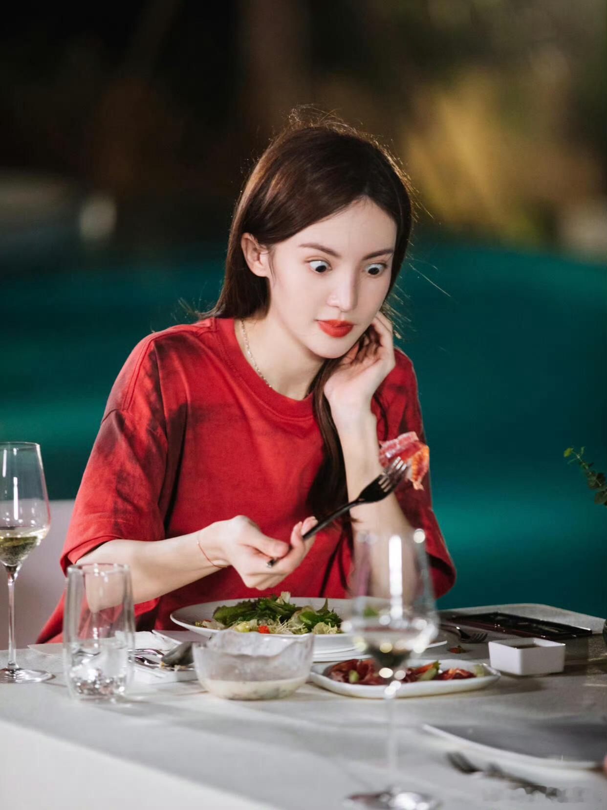 金晨终于遇到最懂她的商务 多吃点吧，之前抑郁症太瘦了，如果吃得下吃东西也能治愈自