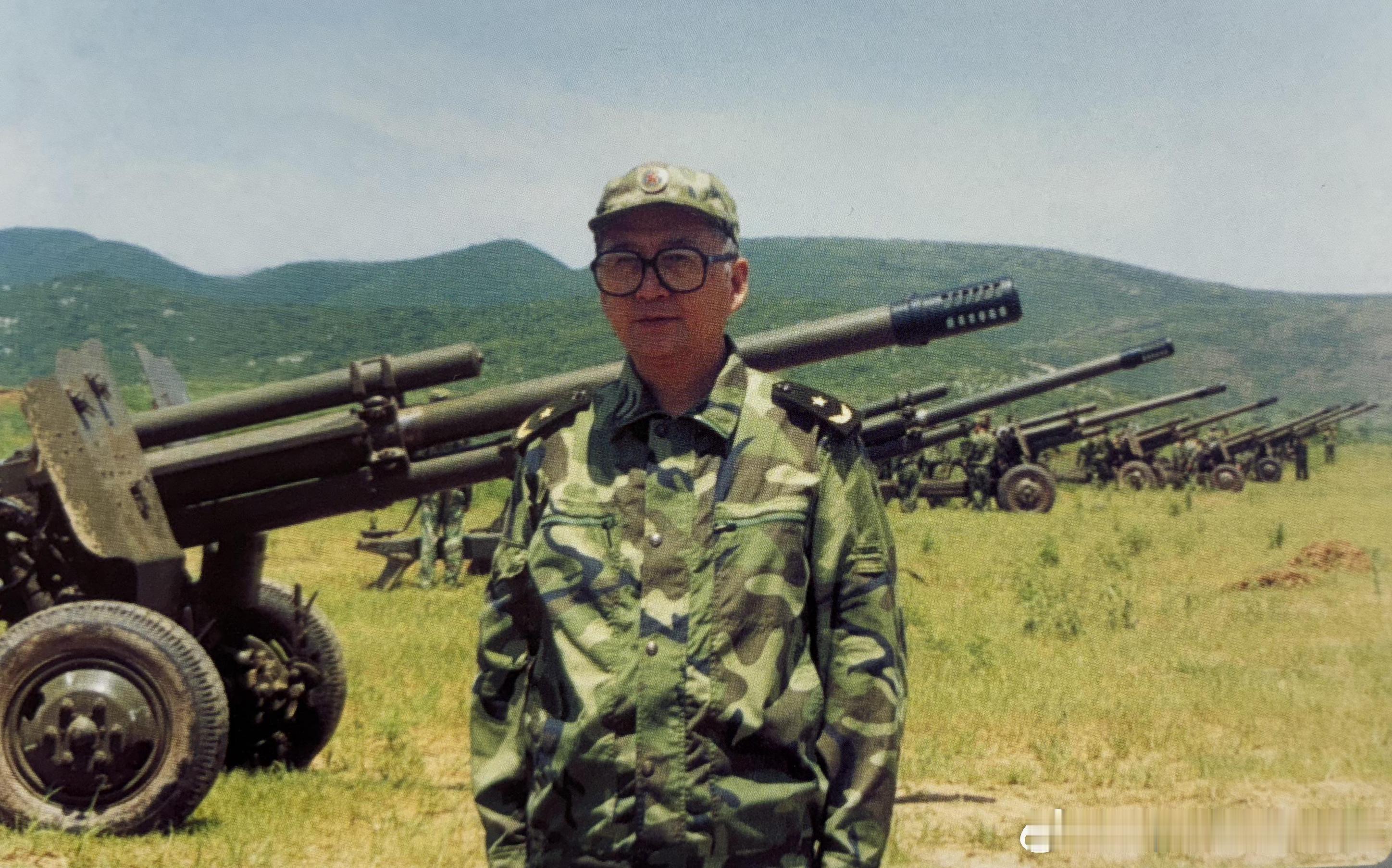 刘怡昕教授（1941.3.29-）在炮阵前，他1959年8月-1960年7月在中