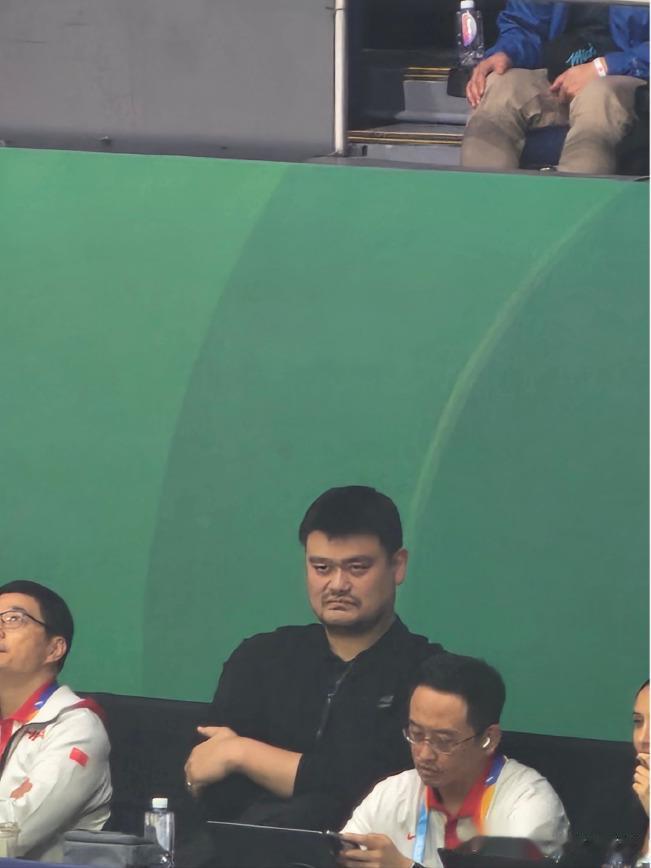 这些人还能去打亚运会？

让这么一支败者之师，一支已经输掉了尊严的球队，再去集训