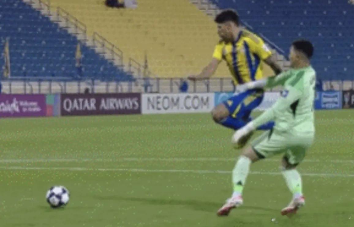 卧底遇上反贼？门将撕坏前锋短裤+染红离场 对手踢飞点球抚摸光头12月23日凌晨，