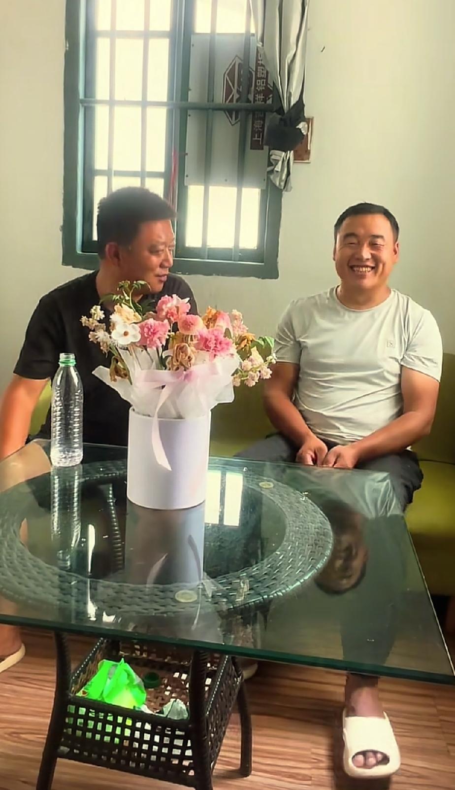 贺兄弟奔赴杭州逗留两天，于昨天凌晨折返回到厦门住进小贺安排妥当的房间里。第二天清