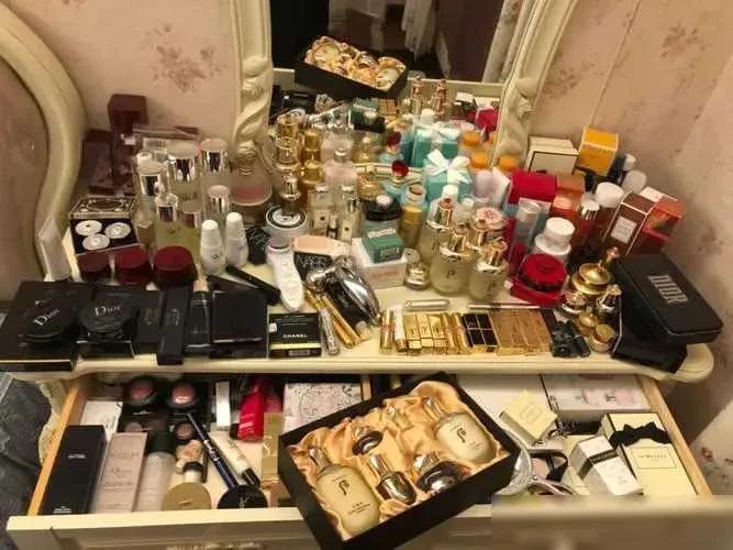 如果这是你妻子的梳妆台，你会如何？？？对待美咱能不能理性一点点？？？