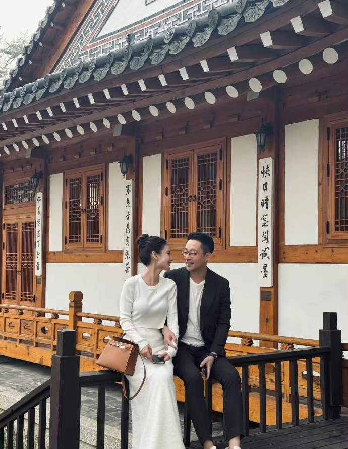 #汪小菲mandy领证#汪小菲 在直播中宣布下周将与未婚妻Mandy领证结婚，那