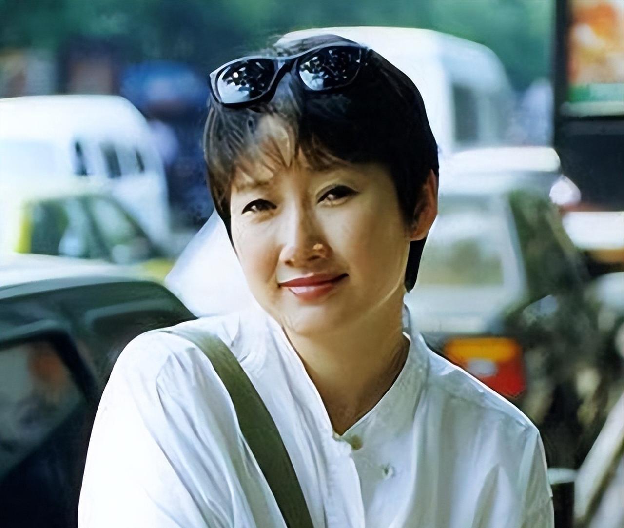 一朵鲜花插在了牛粪上，很多人或许没听过，靠“和珅”一角家喻户晓的王刚，曾与上世纪