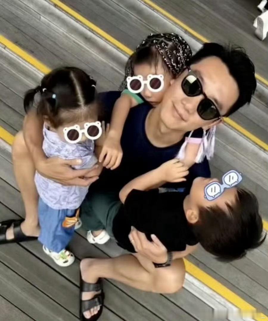 郑恺苗苗三个孩子近照好幸福啊 苗苗好厉害 