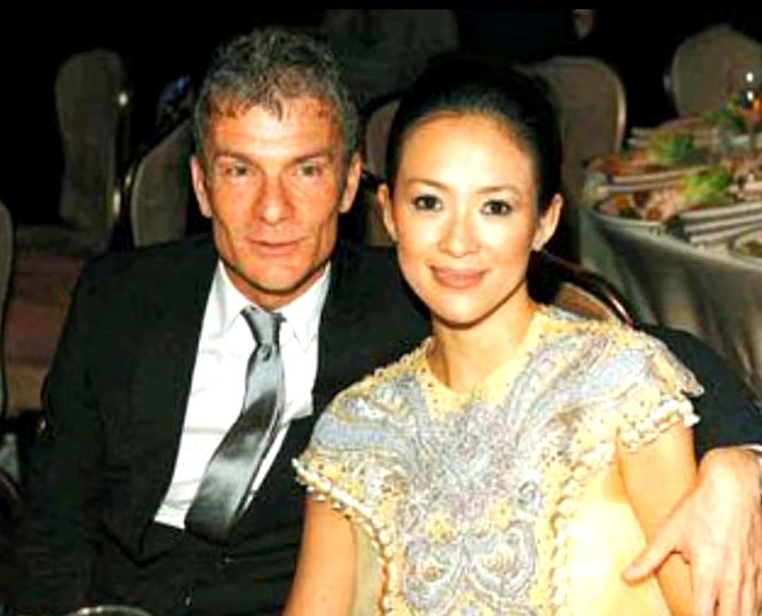 朋友圈里又在拉踩王力宏的老同学Vivi Nevo和王冯，不少人把键盘敲得震天响，