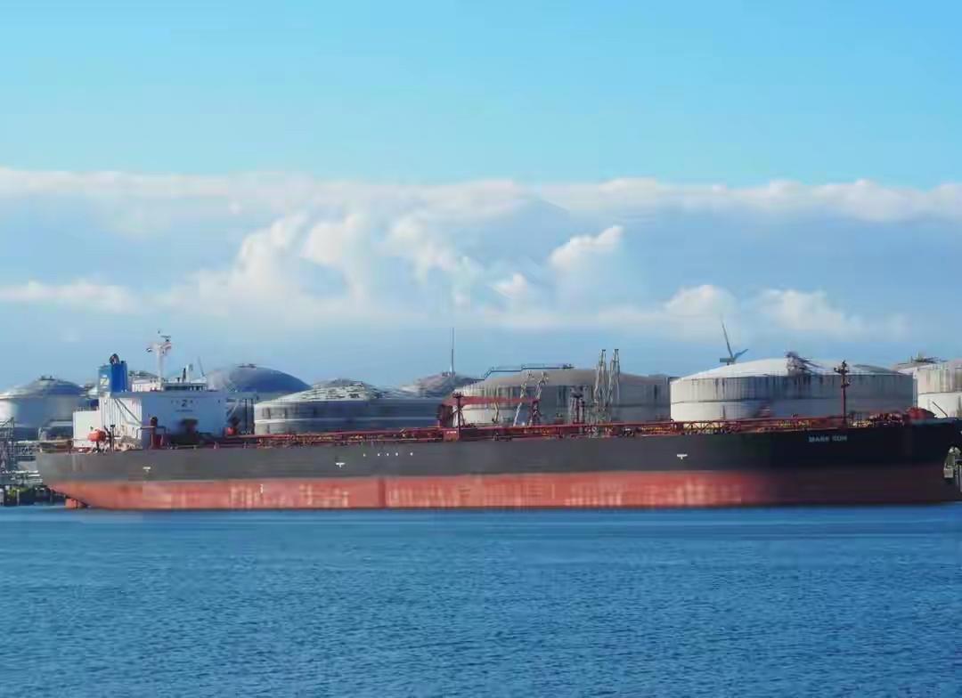 俄罗斯运油船，“水之泰坦”号一个多月前从波罗的海启程时，目的港明确写着中国日照。