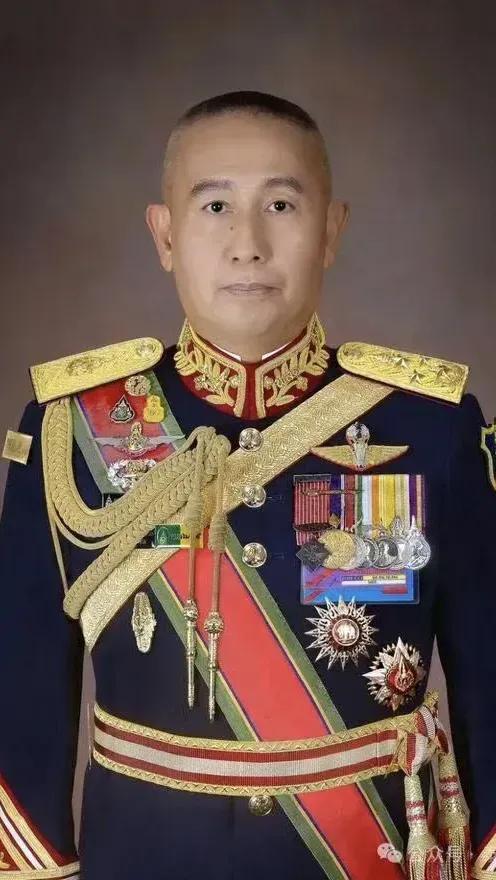 就在刚刚
泰国军方宣布了
7月27日，泰国军方公开说停火有条件：必须柬埔寨先开口