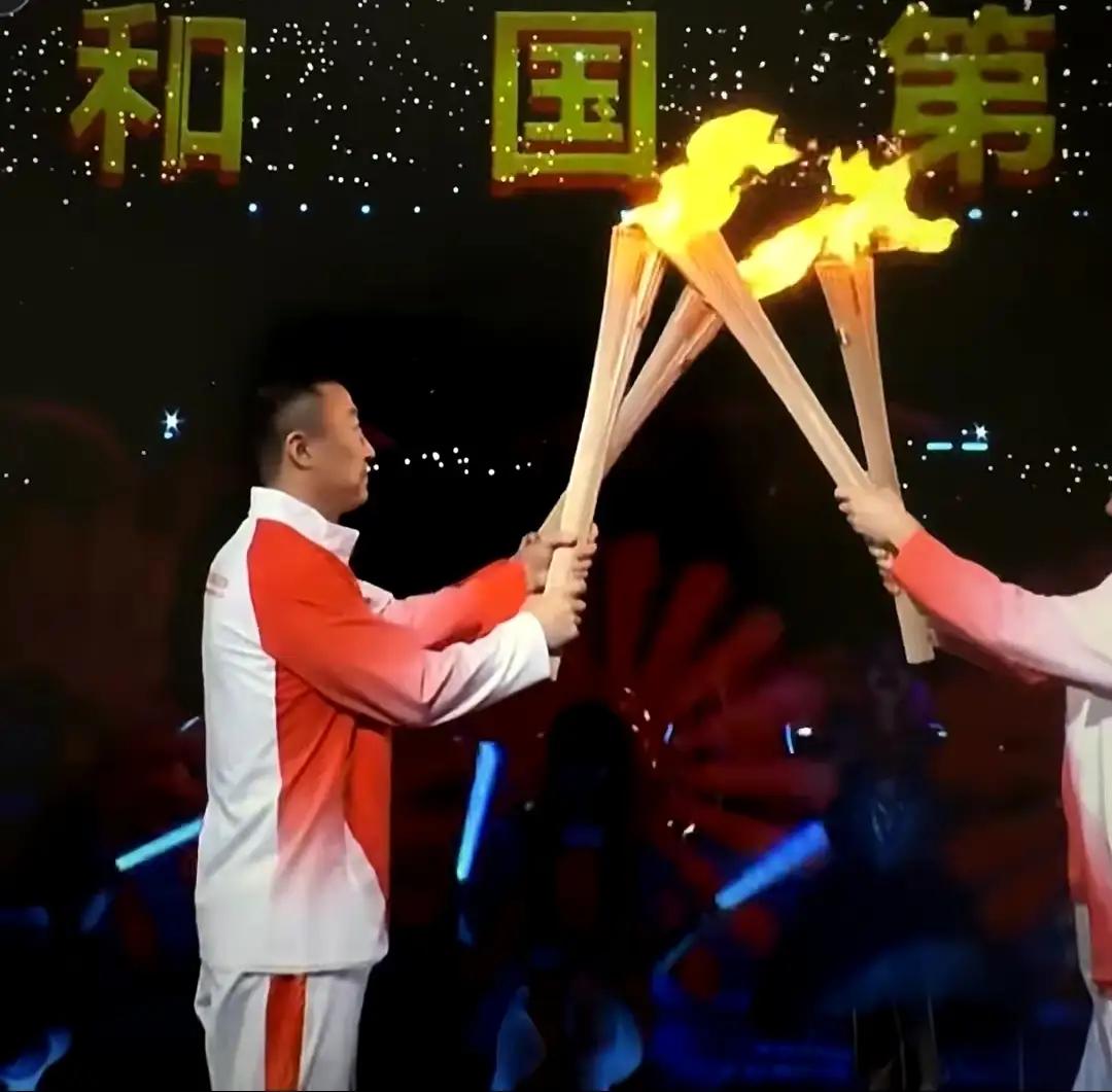 十五运会开幕式，彰显国乒硬实力[给力]
国乒教练马琳，第一棒火炬手，3枚奥运金牌