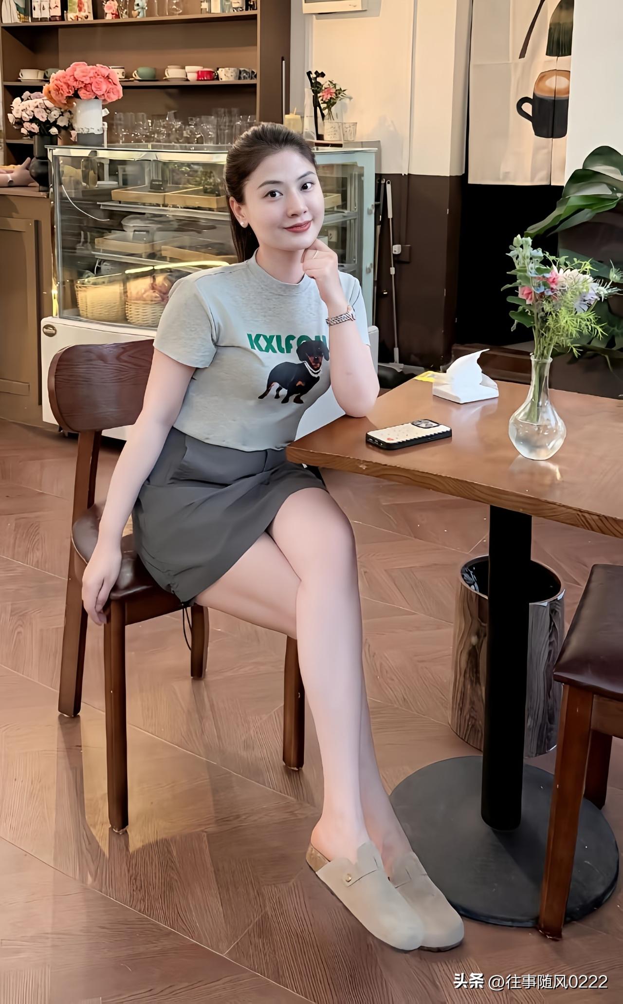 静坐花间饮   悠然心自怡