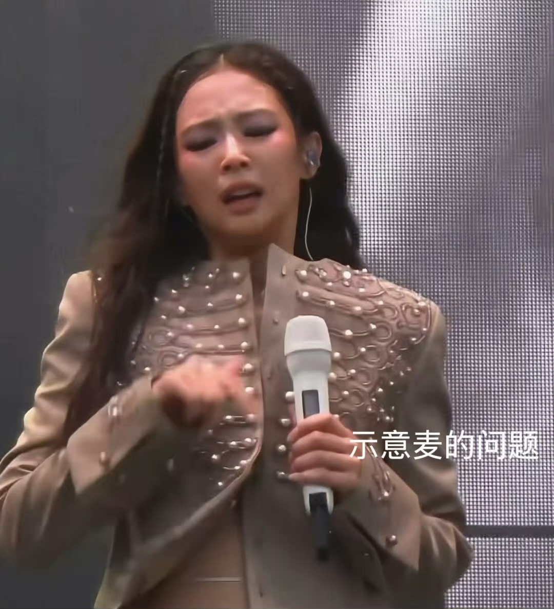 jennie手抖 今天是今年夏天的最后一场音乐节，没有做到自己心目中最好的舞台，