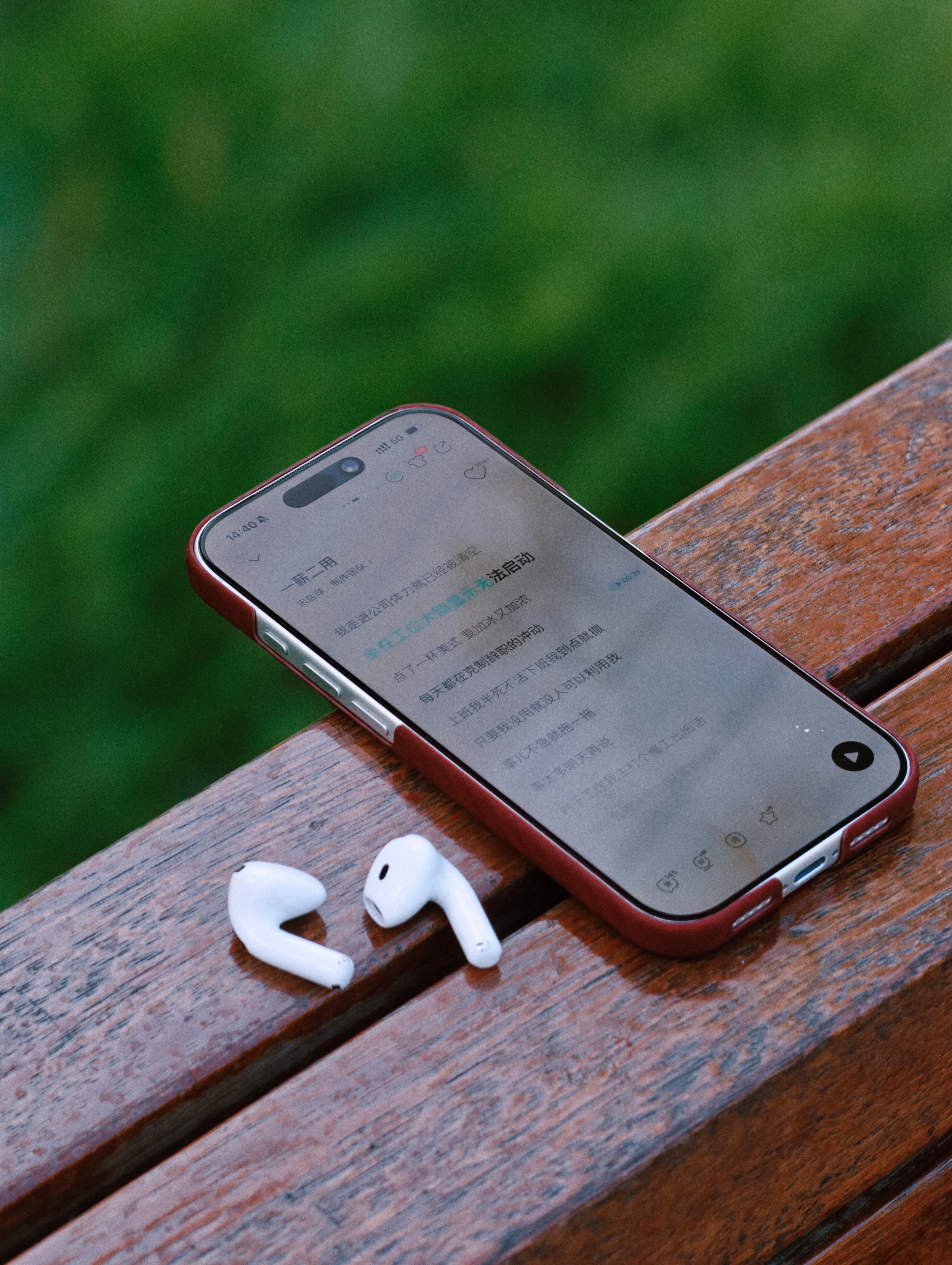 还是更喜欢 AirPods 4 降噪版戴着舒服，降噪效果也够用，长时间佩戴比 A