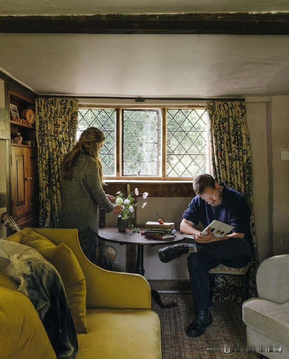 贝斯手Ted Dwane和妻子的家，他们住在英格兰一座17世纪初的小屋里。古旧，