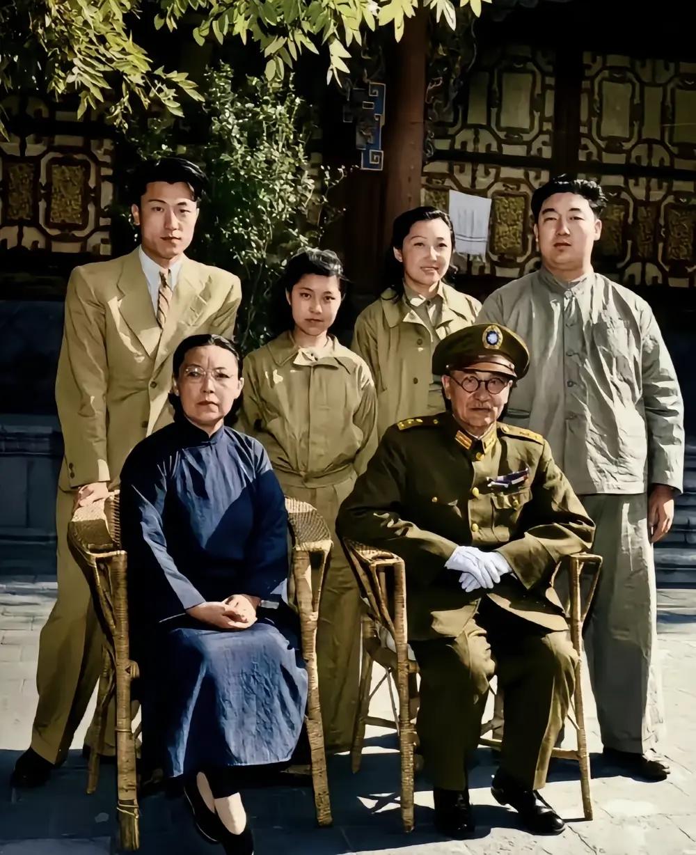 这是1947年阎锡山在太原府邸拍摄的最后一张大陆全家合影，是其全家团圆的绝版物证