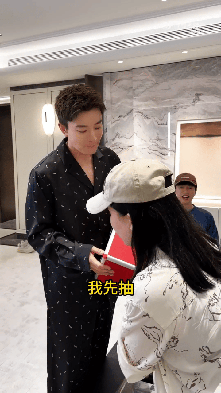 贾乃亮公司还缺人吗 咱就是说此刻的我太羡慕贾乃亮手下的员工了🤩端午节日亮哥和工