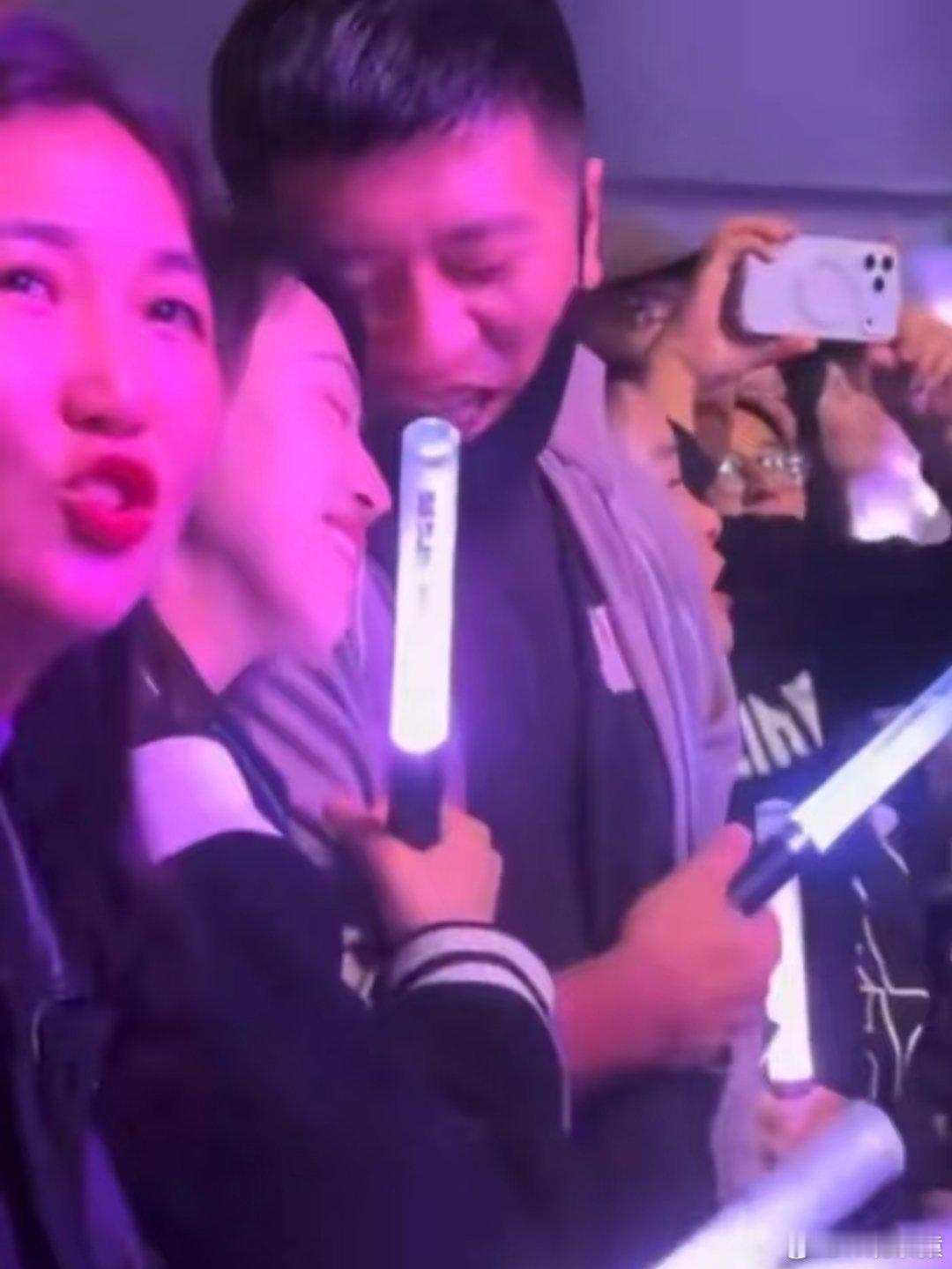 张雪峰带老婆看伍佰演唱会，有些人没必要跟图二对比吧。 