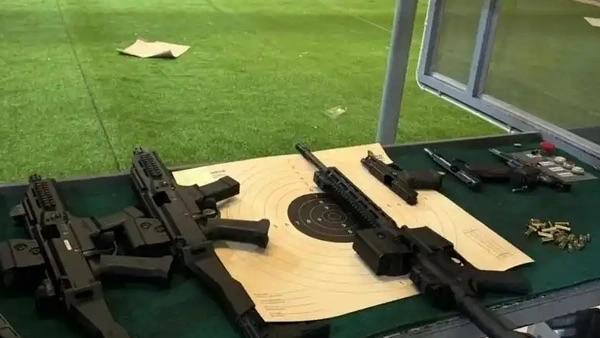 中国女游客在泰国射击场中弹
3月18日，一中国女游客在泰国普吉一射击场拍照时，被