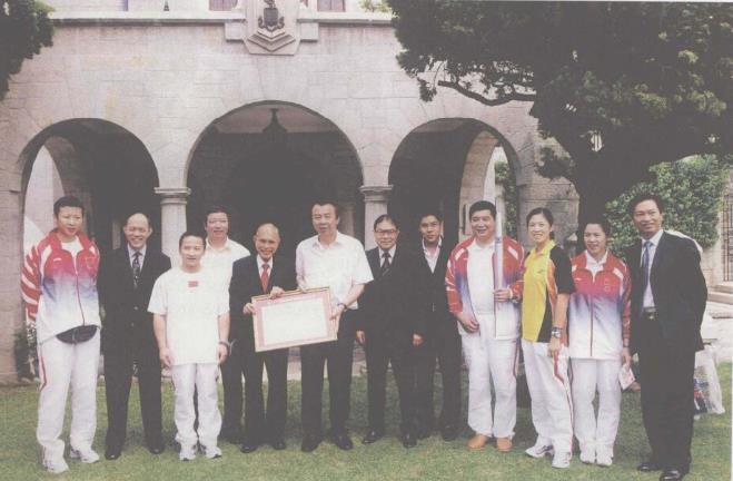 2004年雅典奥运会上，中国体育代表团获得32枚金牌的好成绩。国家体育总局局长袁