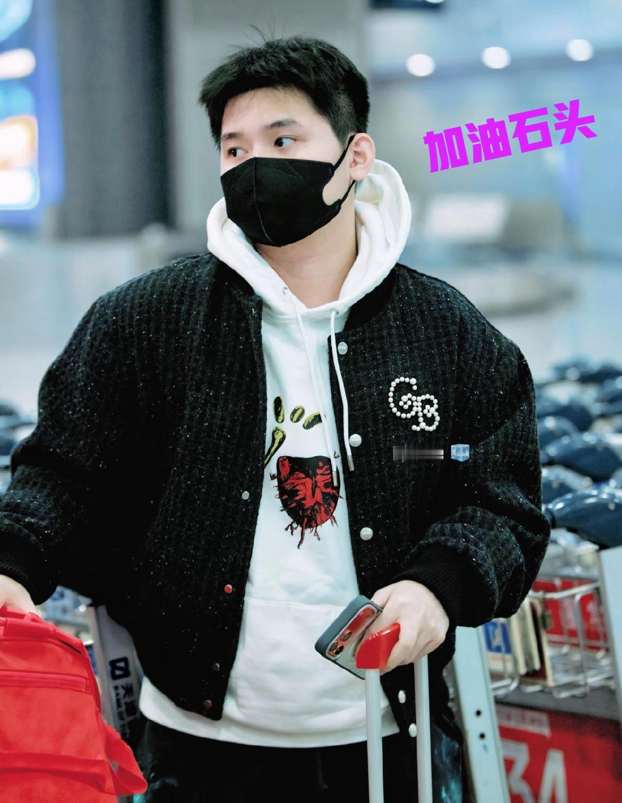 林诗栋变成时尚大男孩了，昨日出发重庆和大部队汇合去成都集训，经过一站比赛的休息，